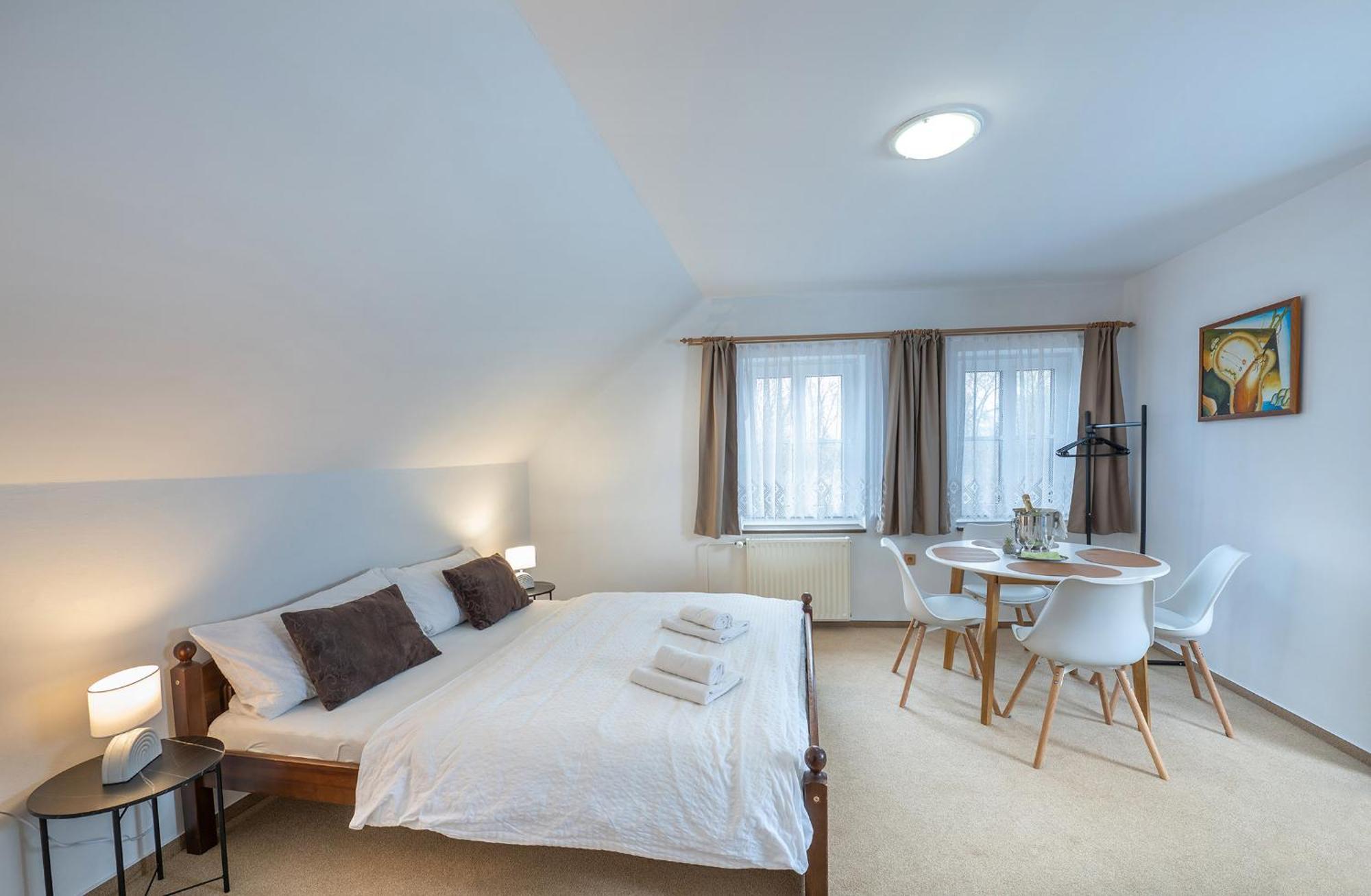 Rodinny Hotel Myslivna Тршебонь Экстерьер фото