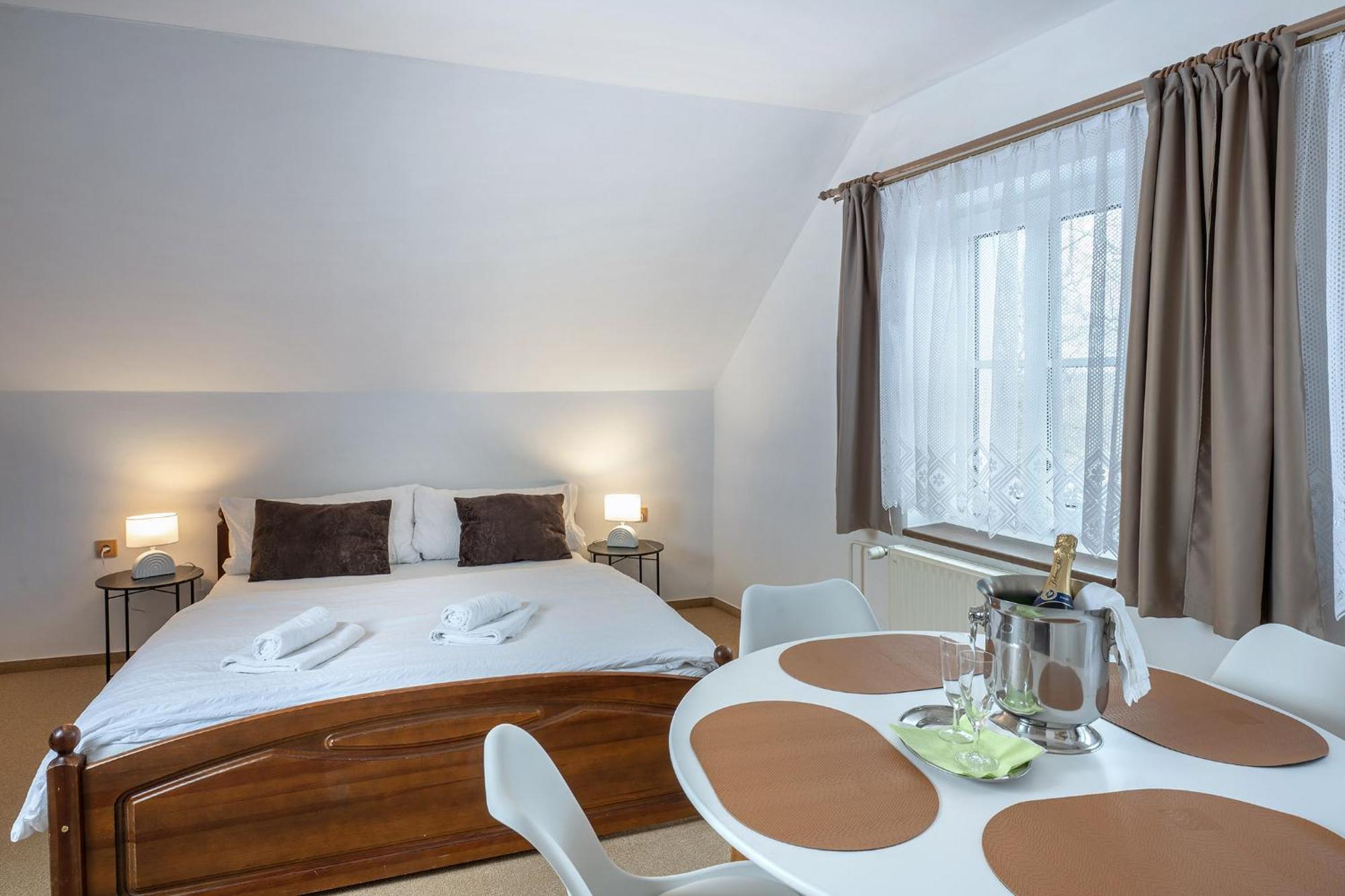 Rodinny Hotel Myslivna Тршебонь Экстерьер фото