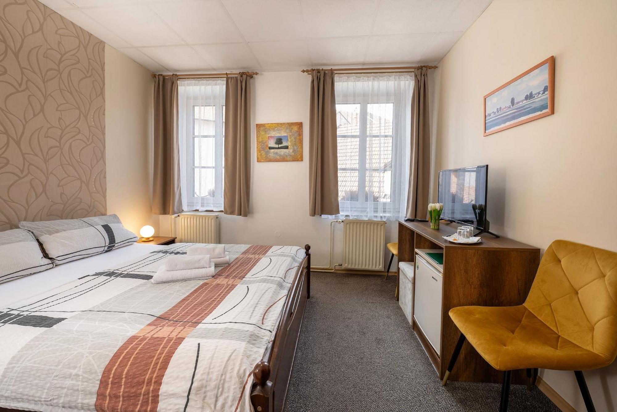 Rodinny Hotel Myslivna Тршебонь Экстерьер фото
