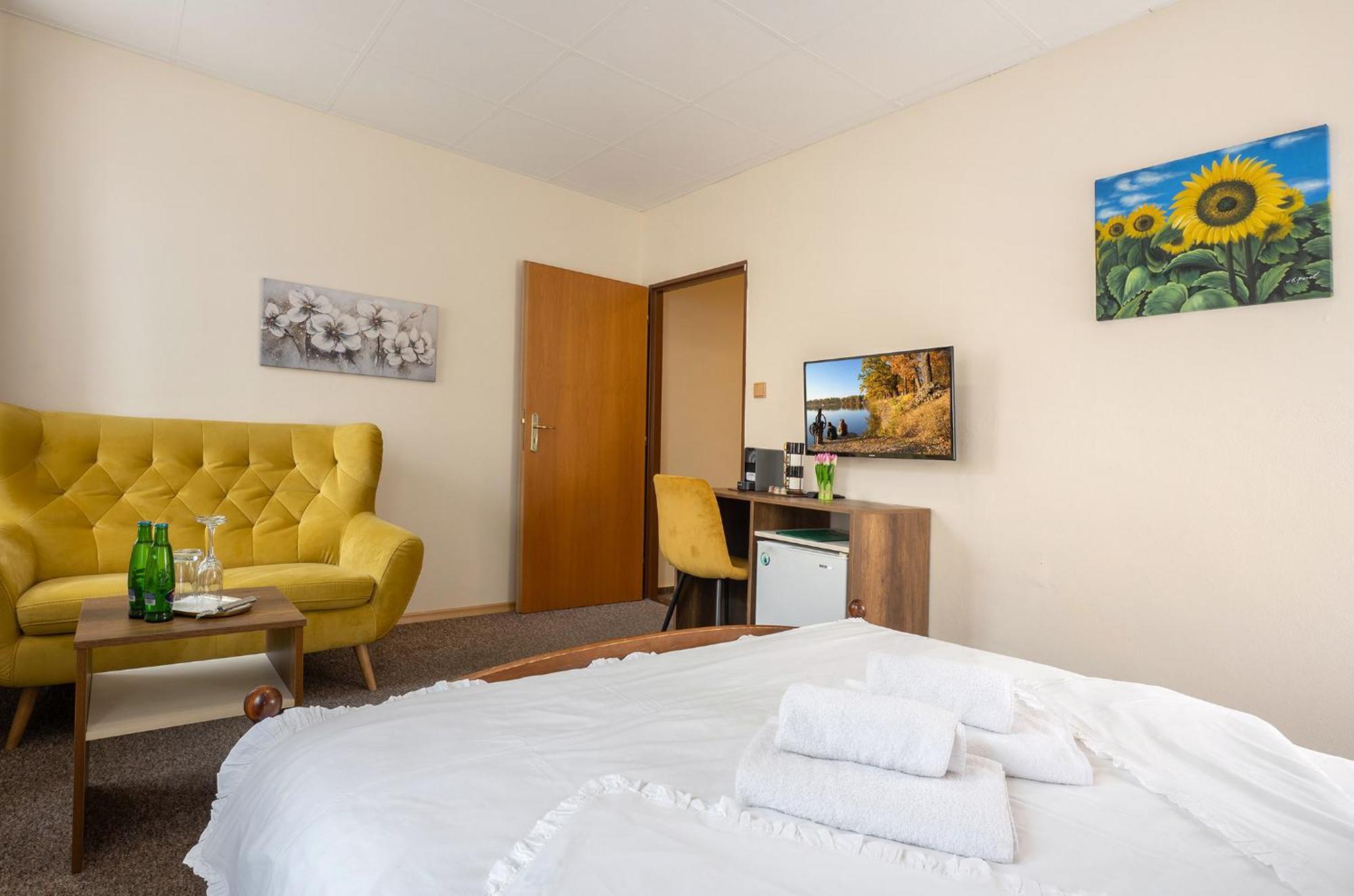 Rodinny Hotel Myslivna Тршебонь Экстерьер фото